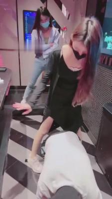 【漫漫】羞辱视角KTV玩骚狗-圣水/踢裆/咀嚼喂食 bf6835