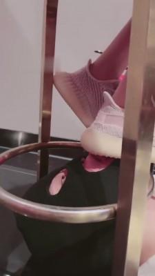 【漫漫】羞辱视角KTV玩骚狗-圣水/踢裆/咀嚼喂食 bf6835