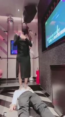 【漫漫】羞辱视角KTV玩骚狗-圣水/踢裆/咀嚼喂食 bf6835