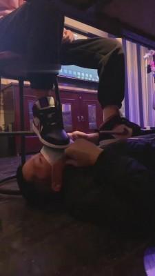 【文文文】KTV被两位陪酒小妹暴虐 bf6723