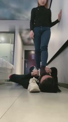 【魅儿】小白鞋全体重踩踏狗 bf6465