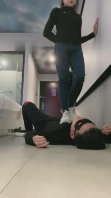 【魅儿】小白鞋全体重踩踏狗 bf6465