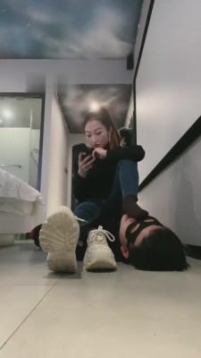 【魅儿】小白鞋全体重踩踏狗 bf6465