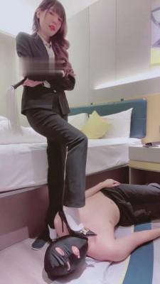 【陈甜女蒂】老师制服短白丝高跟惩罚踩踏学生 bf6333