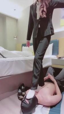 【陈甜女蒂】老师制服短白丝高跟惩罚踩踏学生 bf6333