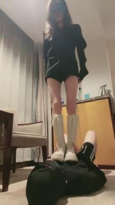 【kiki】脏白靴原味白棉袜踩踏羞辱 bf6263