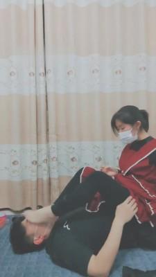 【菠萝菠萝蜜】踩踏恋足耳光鞭打 bf6444