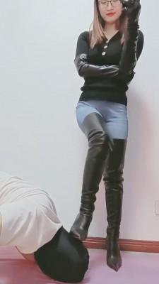 【执念】长靴牛仔裤调教贱狗 bf6678