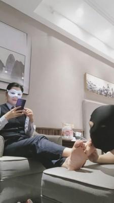 【芒果】白领的舔脚奴 bf6700