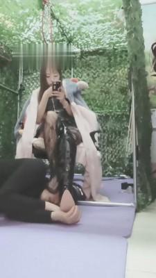 【魅颜】长靴脚下的下贱狗 bf6752