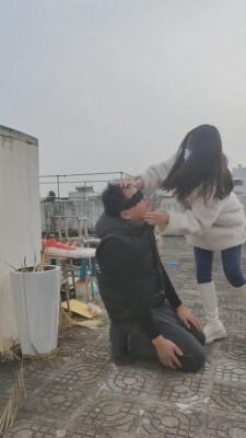 【最抗揍的是我吗】阳台被精神小妹虐打 bf6746