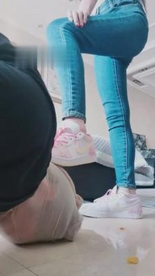 【猫神大人】诱惑闺蜜男友坐脸喂食 bf6155