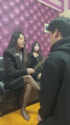 【逗逗】开发纯素人疯狂挑战踩踏/舔鞋/骑马/口水/耳光 bf6043