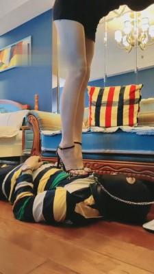 【暴力美学】高跟凉鞋全体重踩踏 bf5975