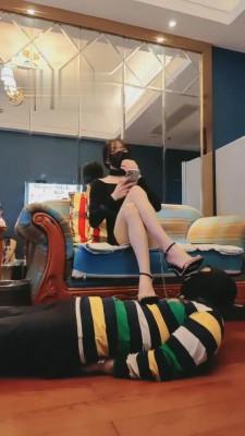 【暴力美学】高跟凉鞋全体重踩踏 bf5975