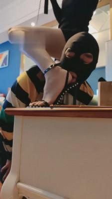 【暴力美学】高跟凉鞋全体重踩踏 bf5975