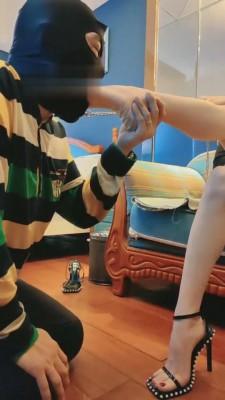 【暴力美学】高跟凉鞋全体重踩踏 bf5975