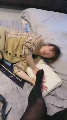 【歌迪丝】母狗第一次被丝袜臭哭 bf5981