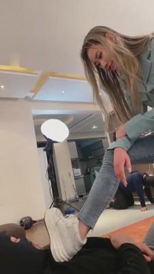 【二宝】运动鞋白袜女神超暴力踢踹 bf10034