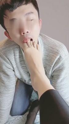 【飞扬女王】与脚底下的狗子互动 bf9080