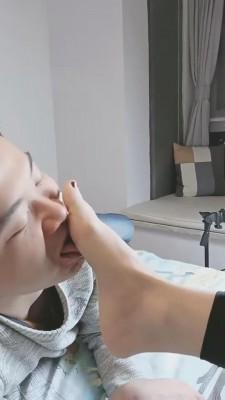 【飞扬女王】与脚底下的狗子互动 bf9080