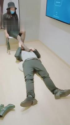 【雪妃】狗儿子舔妈妈的脚 bf10243