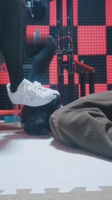 【媚娘】臭脚强制捂脸窒息 bf10275