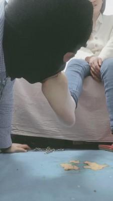 【执念】狗笼里放出来喂食 bf10256