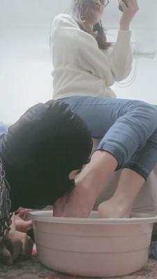 【执念】狗笼里放出来喂食 bf10256