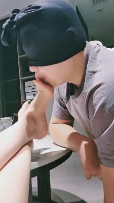 【蜜桃儿】舔原味臭脚丫 bf10317