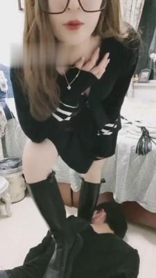 【宝儿】奶狗跪求舔皮靴原味丝足 bf10299