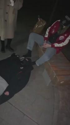 【樱木花椒】和闺蜜深夜户外溜家奴 bf10319