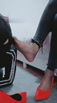 【bibi】酸臭丝袜脚是狗狗的最爱 bf10378