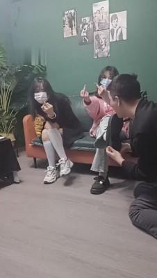 【重庆男神】两精神小妹暴打男神 bf10419