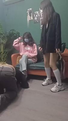 【重庆男神】两精神小妹暴打男神 bf10419