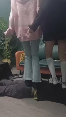 【重庆男神】两精神小妹暴打男神 bf10419