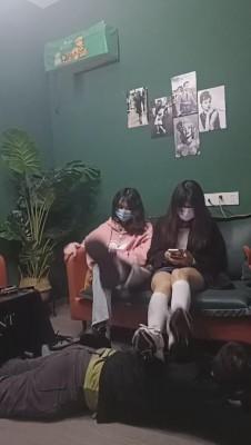 【重庆男神】两精神小妹暴打男神 bf10419