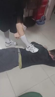 【重庆男神】两精神小妹暴打男神 bf10419