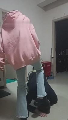 【重庆男神】两精神小妹暴打男神 bf10419