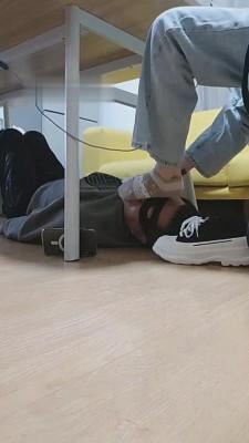 【文文文】3素人小姐姐脚下的卑微贱狗 bf10377