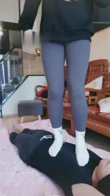 【软熊】体育生午后把贱狗当蹦床踩踏 bf10405