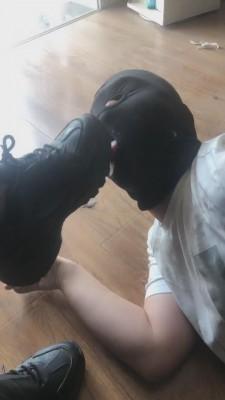 【训狗王】舔三学生素人的脏鞋底 bf10464