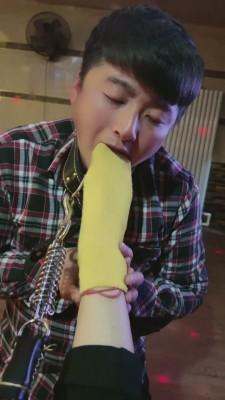 【圈内第一贱】KTV对着素人小姐姐犯贱 bf10472