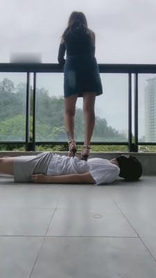 【路子宝宝】阳台户外调教高跟踩踏 bf10473