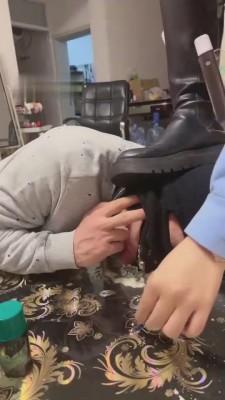 【初见】贱狗只配给主人舔鞋底 bf10528