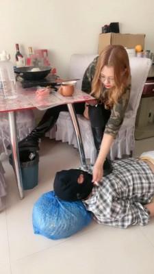 【初见】主人回家吃饭狗在下面伺候脚 bf10515