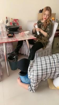 【初见】主人回家吃饭狗在下面伺候脚 bf10515