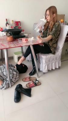 【初见】主人回家吃饭狗在下面伺候脚 bf10515