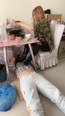 【初见】主人回家吃饭狗在下面伺候脚 bf10515