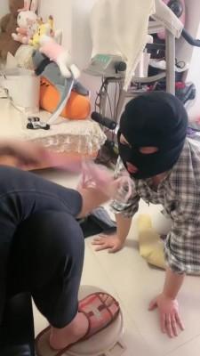 【初见】主人回家吃饭狗在下面伺候脚 bf10515